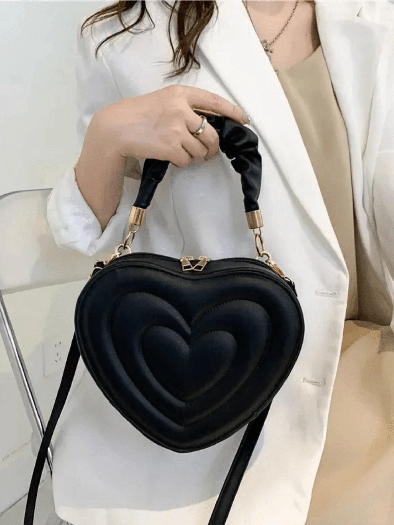 Amour | Brown Heart - Shaped Leather Bag – Playful & Chic - in Black | Arvea Bags