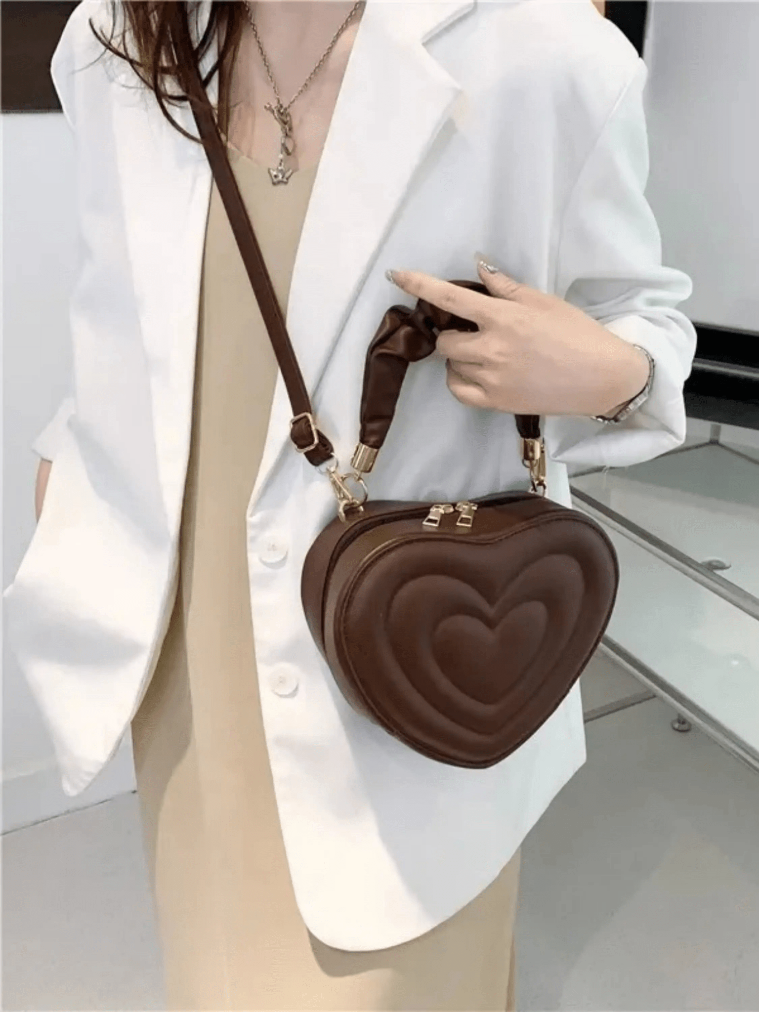 Amour | Brown Heart - Shaped Leather Bag – Playful & Chic - in Black | Arvea Bags