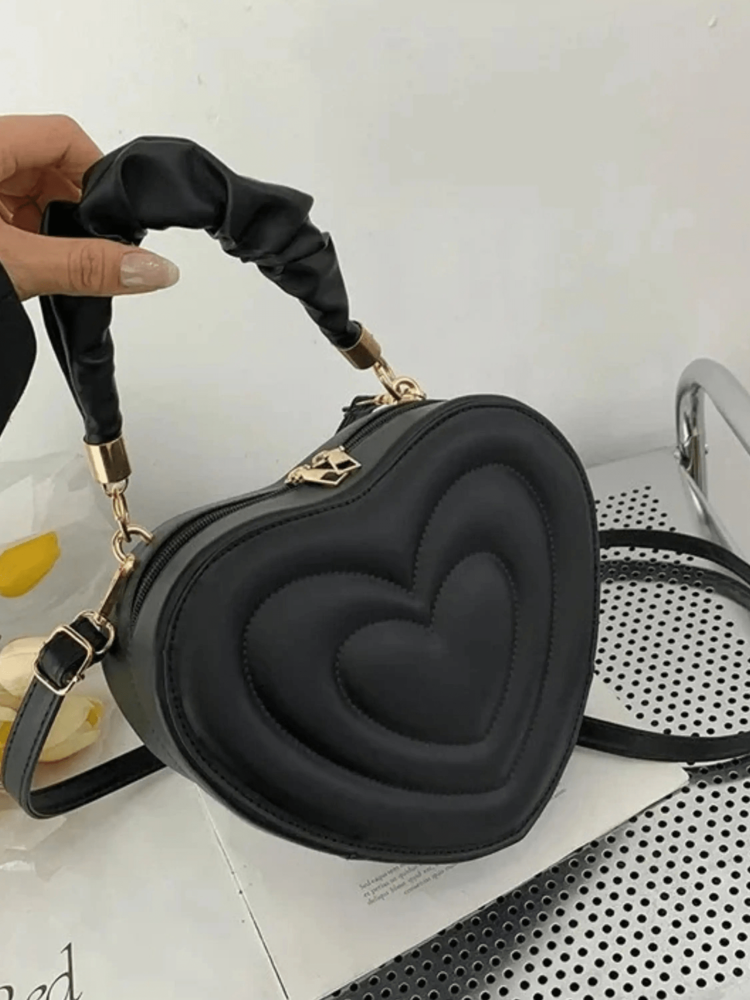 Amour | Brown Heart - Shaped Leather Bag – Playful & Chic - in Black | Arvea Bags