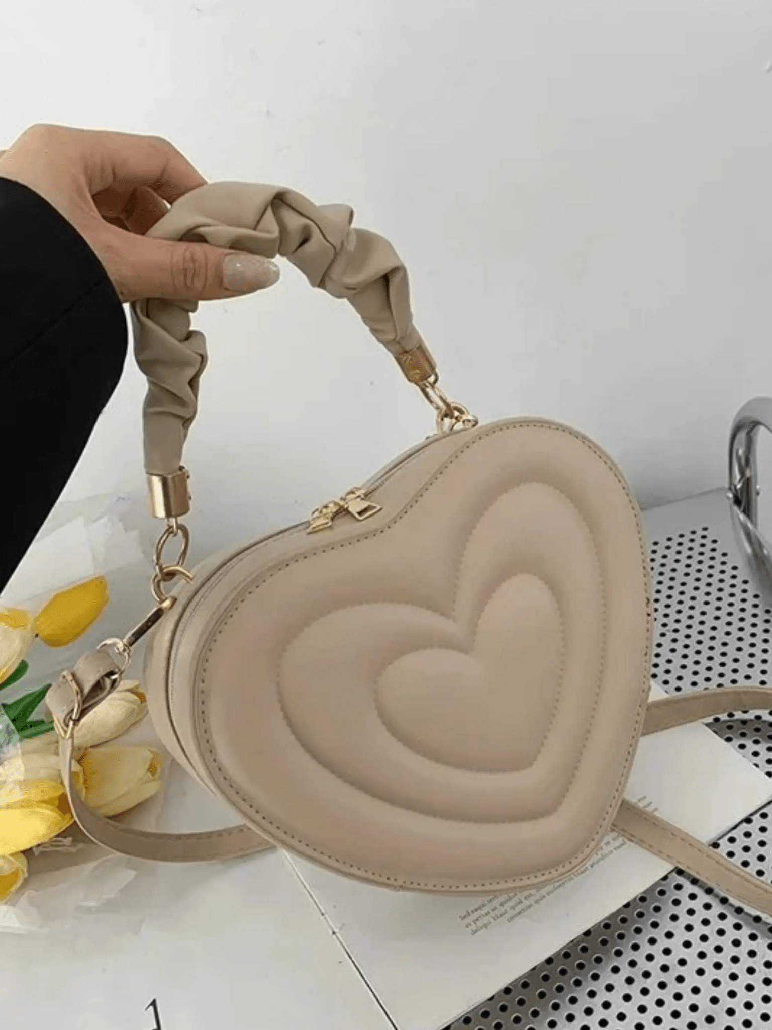 Amour | Brown Heart - Shaped Leather Bag – Playful & Chic - in Black | Arvea Bags