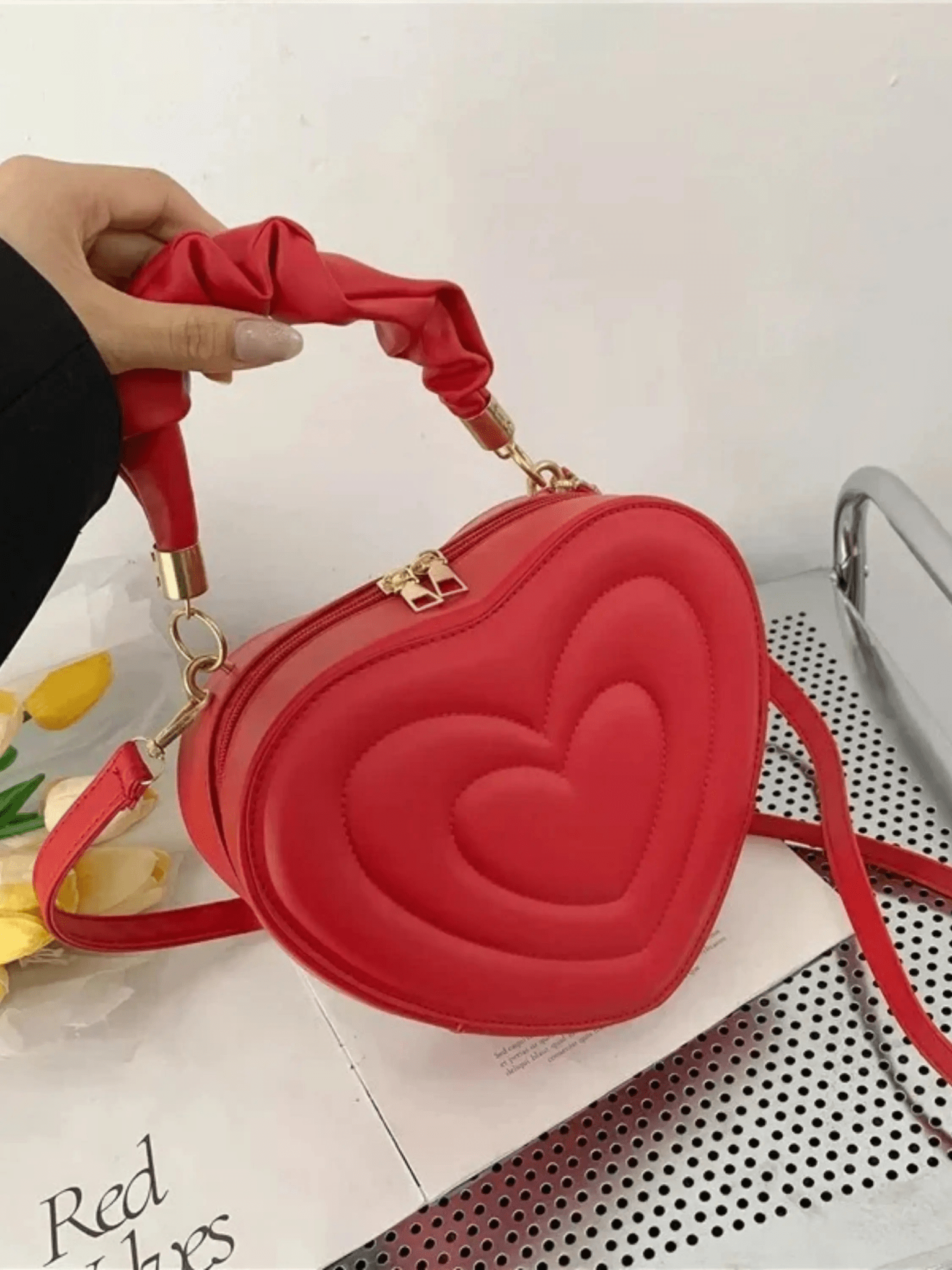 Amour | Brown Heart - Shaped Leather Bag – Playful & Chic - in Black | Arvea Bags