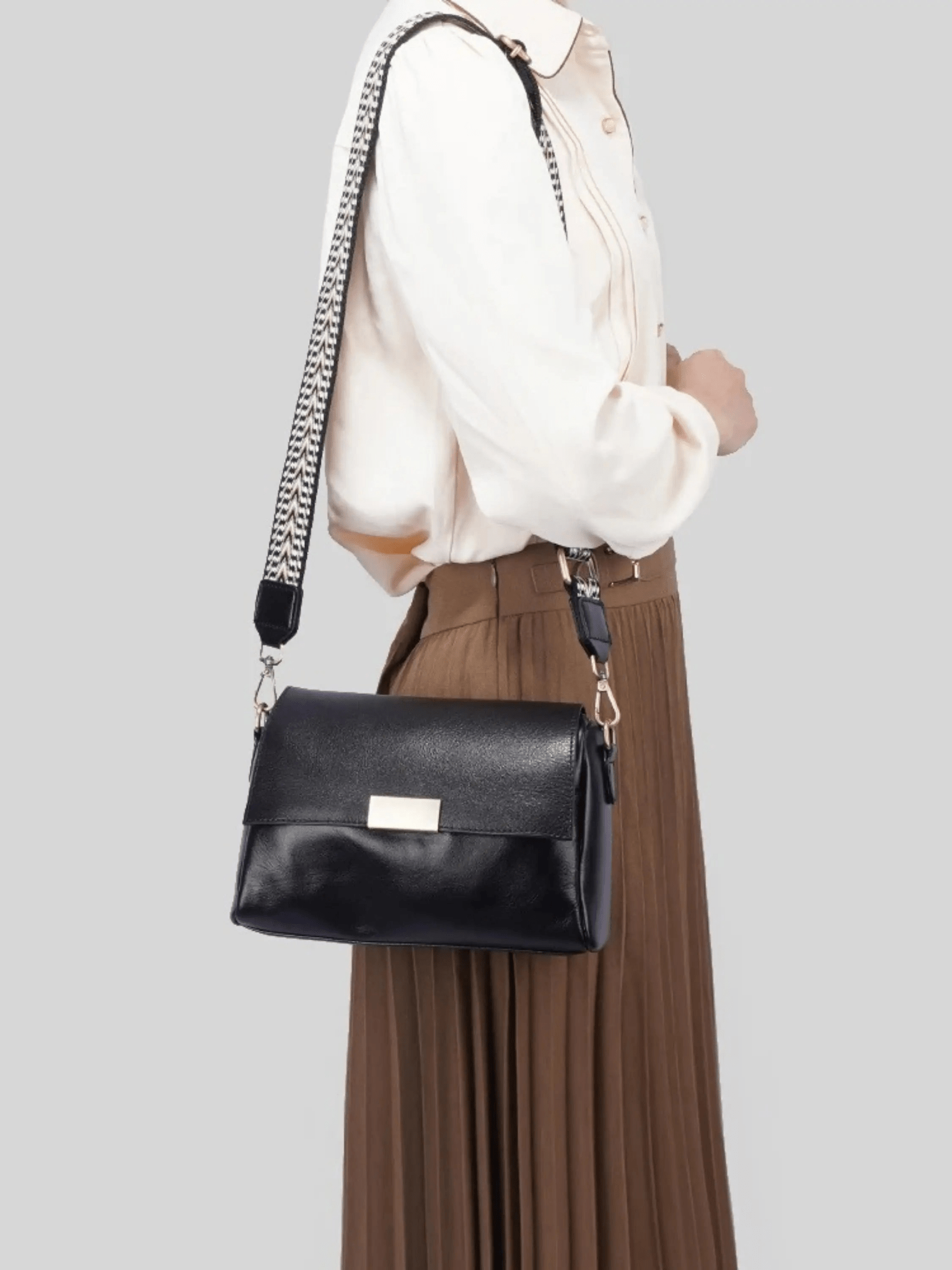 Aria | Black Leather Crossbody Bag – Modern & Chic - in Black | Arvea Bags