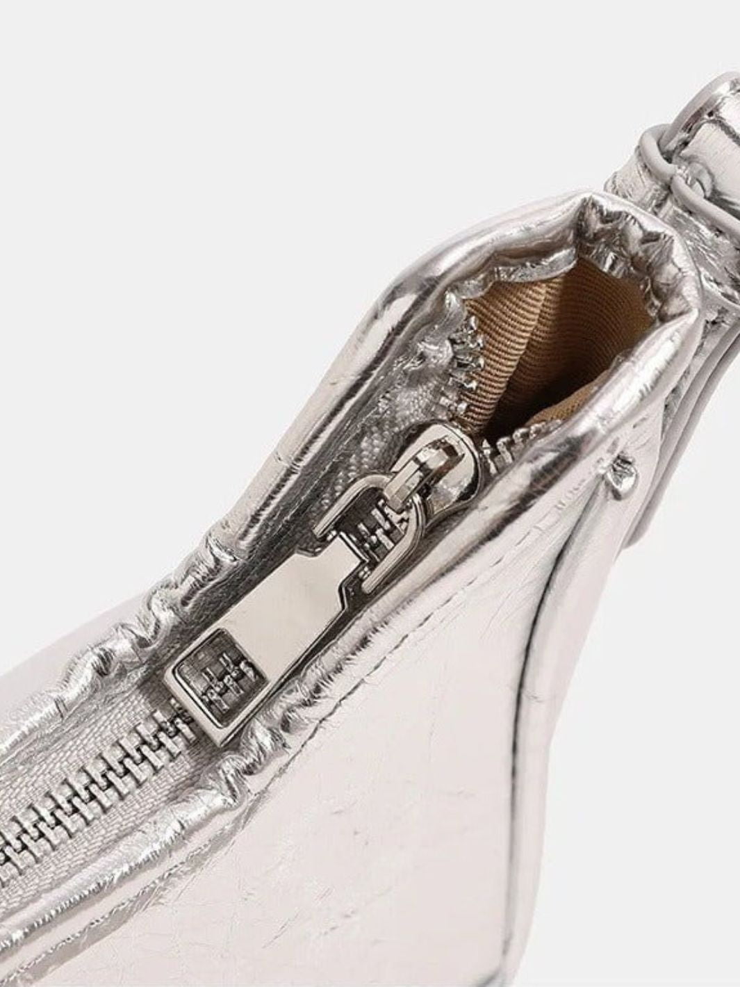 Baguette bag with chain strap and metallic finish - in Silver | Arvea Bags