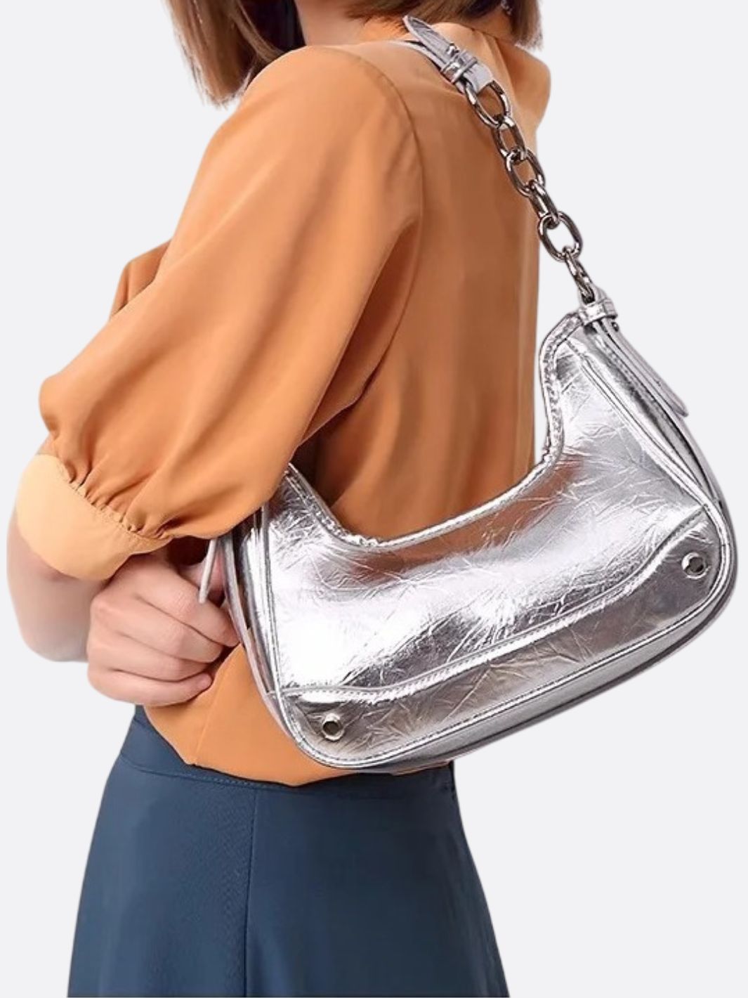 Baguette bag with chain strap and metallic finish - in Silver | Arvea Bags