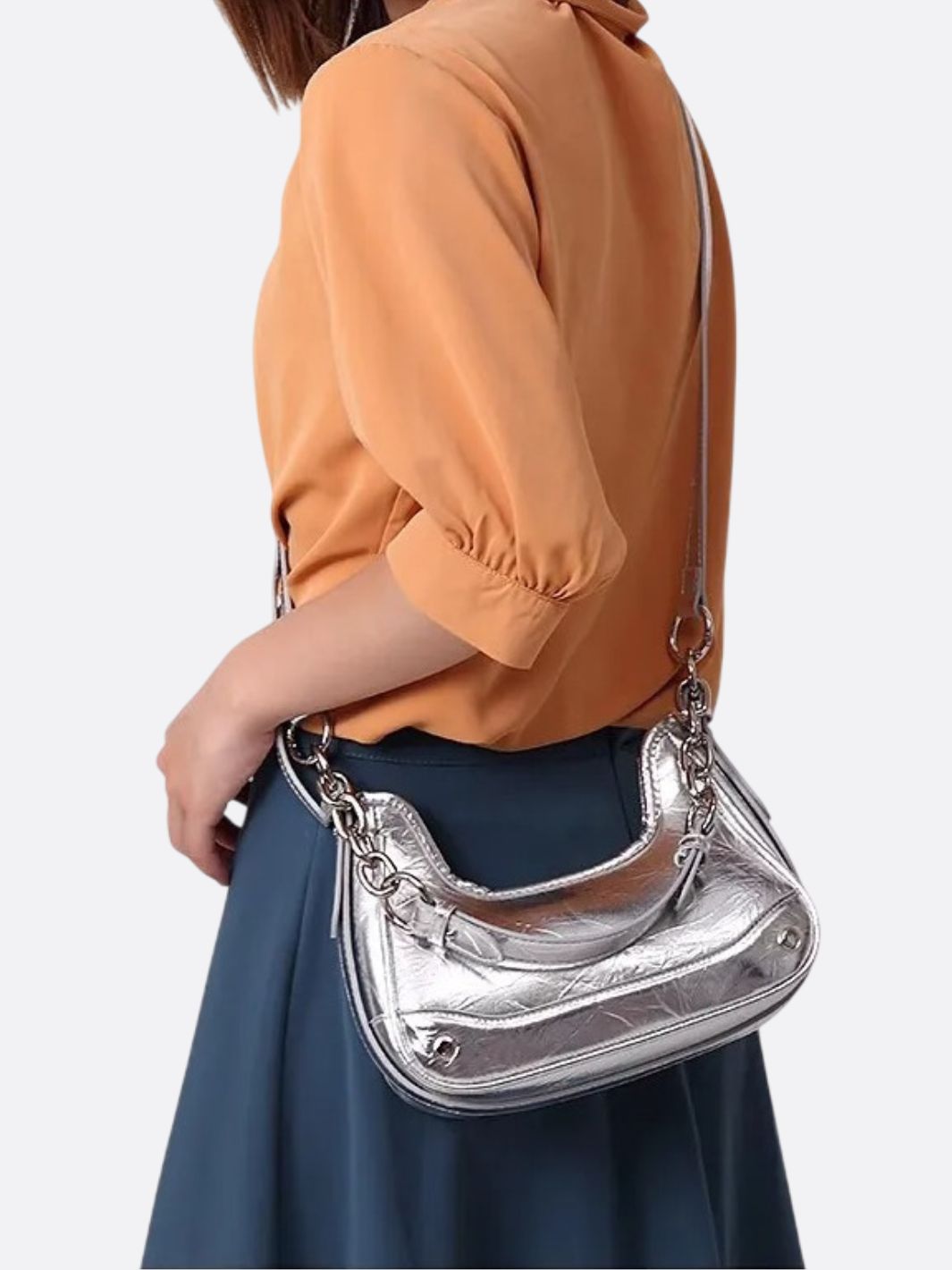 Baguette bag with chain strap and metallic finish - in Silver | Arvea Bags