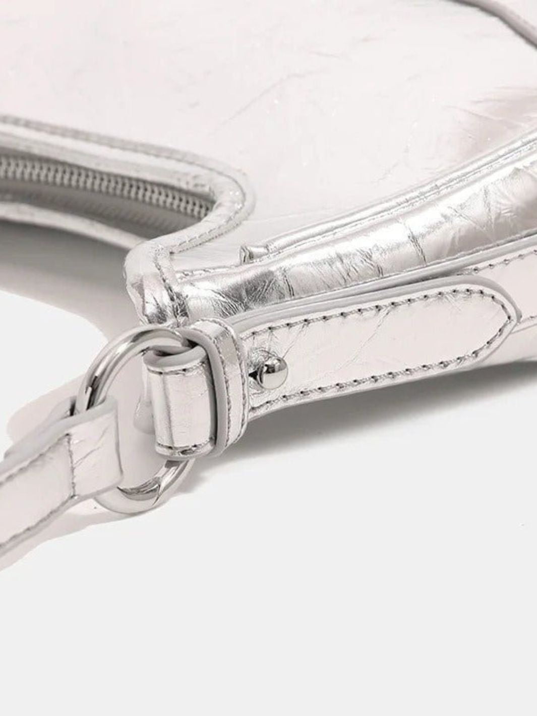 Baguette bag with chain strap and metallic finish - in Silver | Arvea Bags