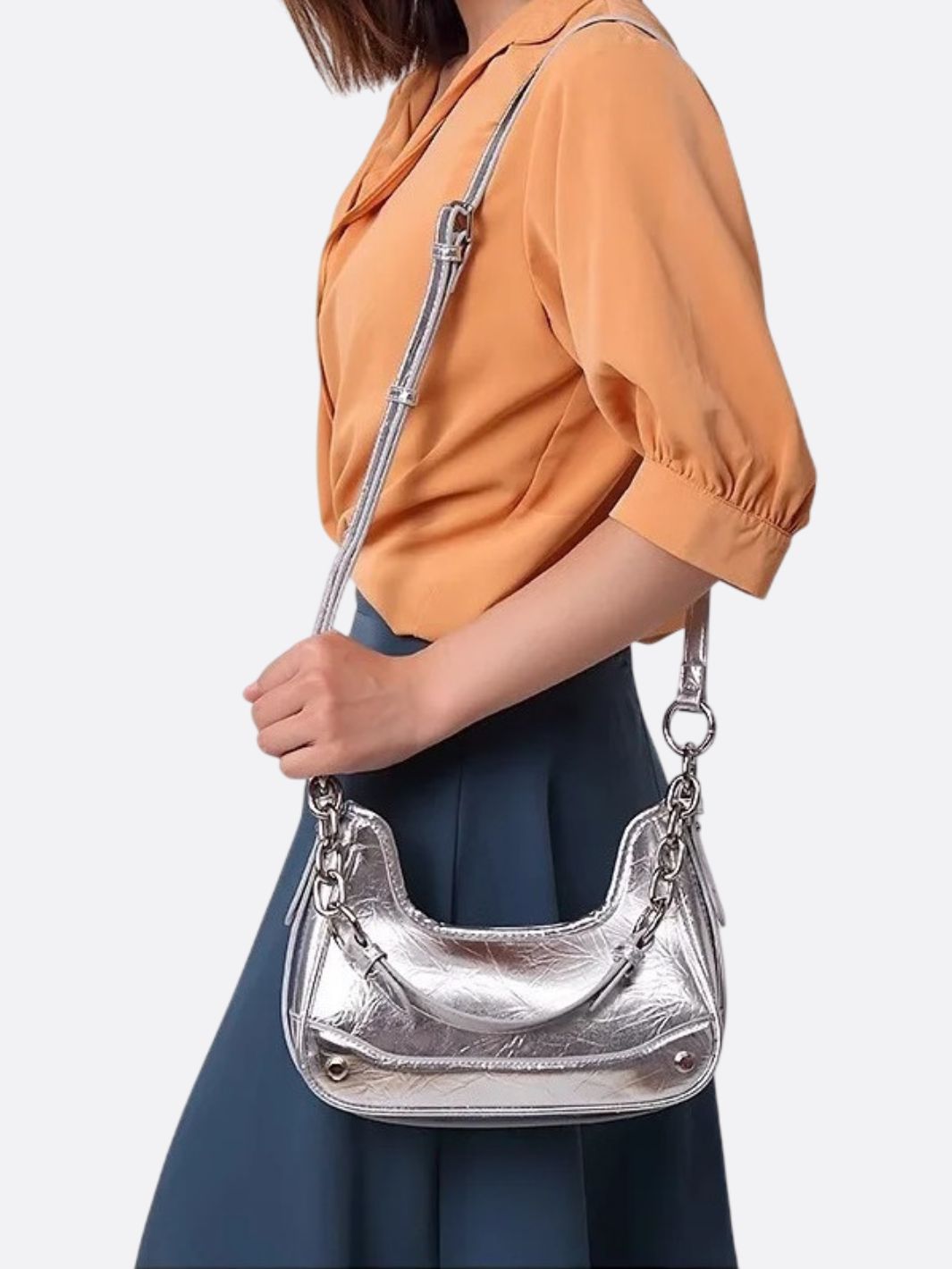 Baguette bag with chain strap and metallic finish - in Silver | Arvea Bags