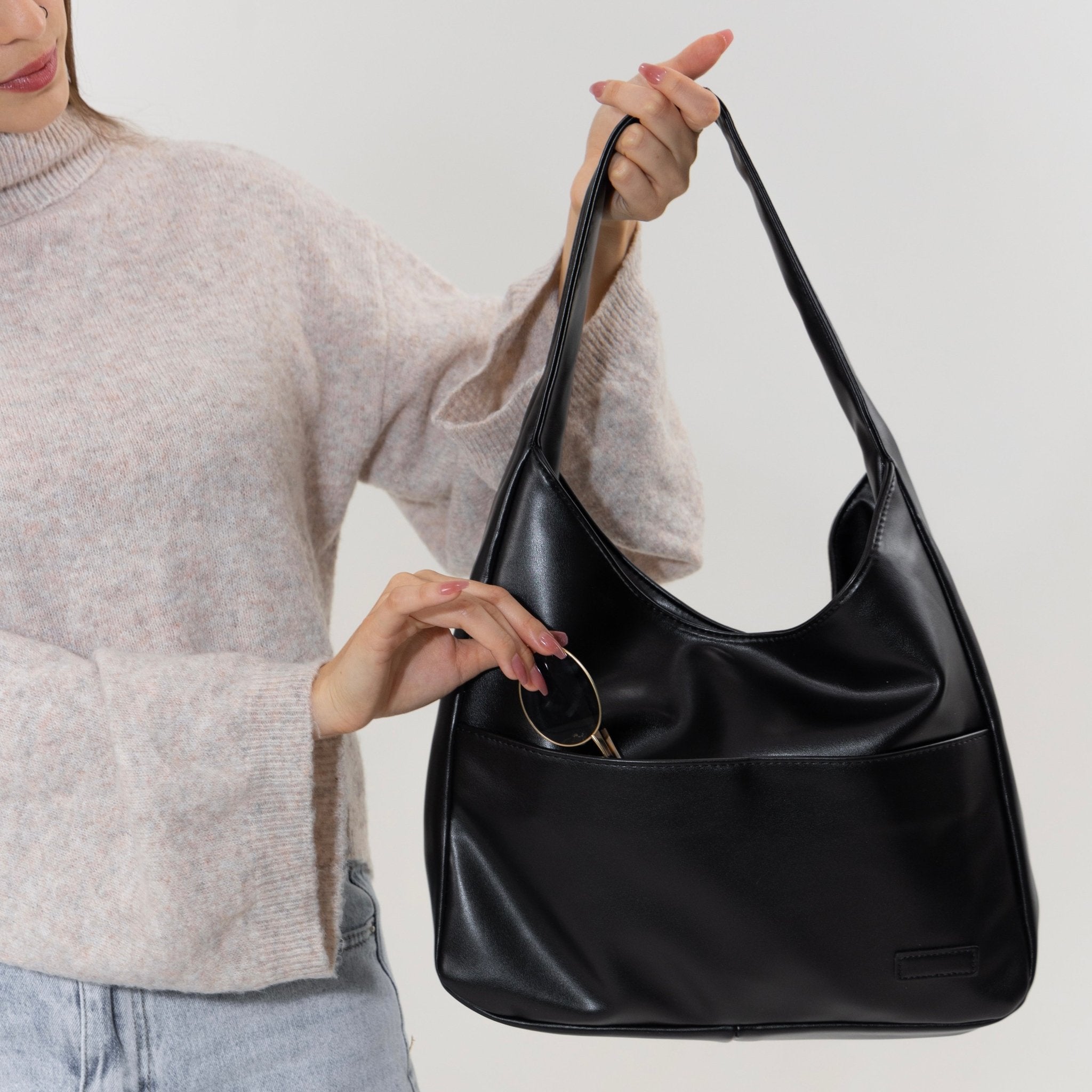 Caitriona | Trendy Leather Shoulder Bag – Stylish & Spacious - in Black | Arvea Bags