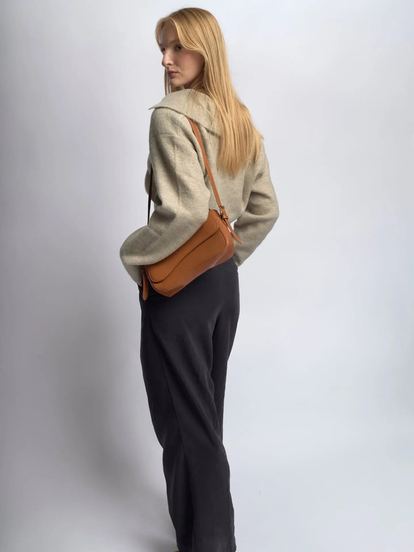 Celeste | Black Leather Shoulder Bag – Sleek & Modern - in Light Brown | Arvea Bags