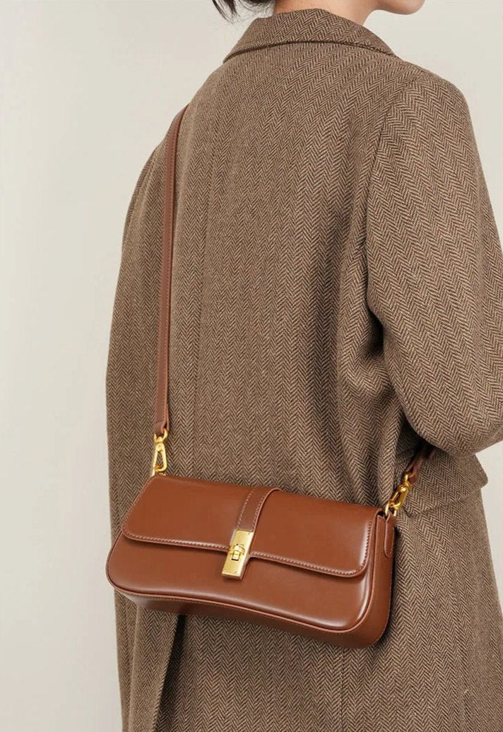 Éloise | Sleek Leather Baguette Bag – Detachable Strap & Gold - Tone Lock - in Burgundy | Arvea Bags