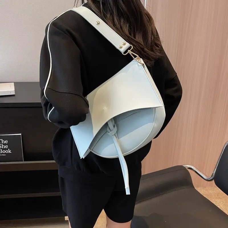 Isla | Contemporary Black Leather Crossbody – Sleek & Stylish - in Green | Arvea Bags