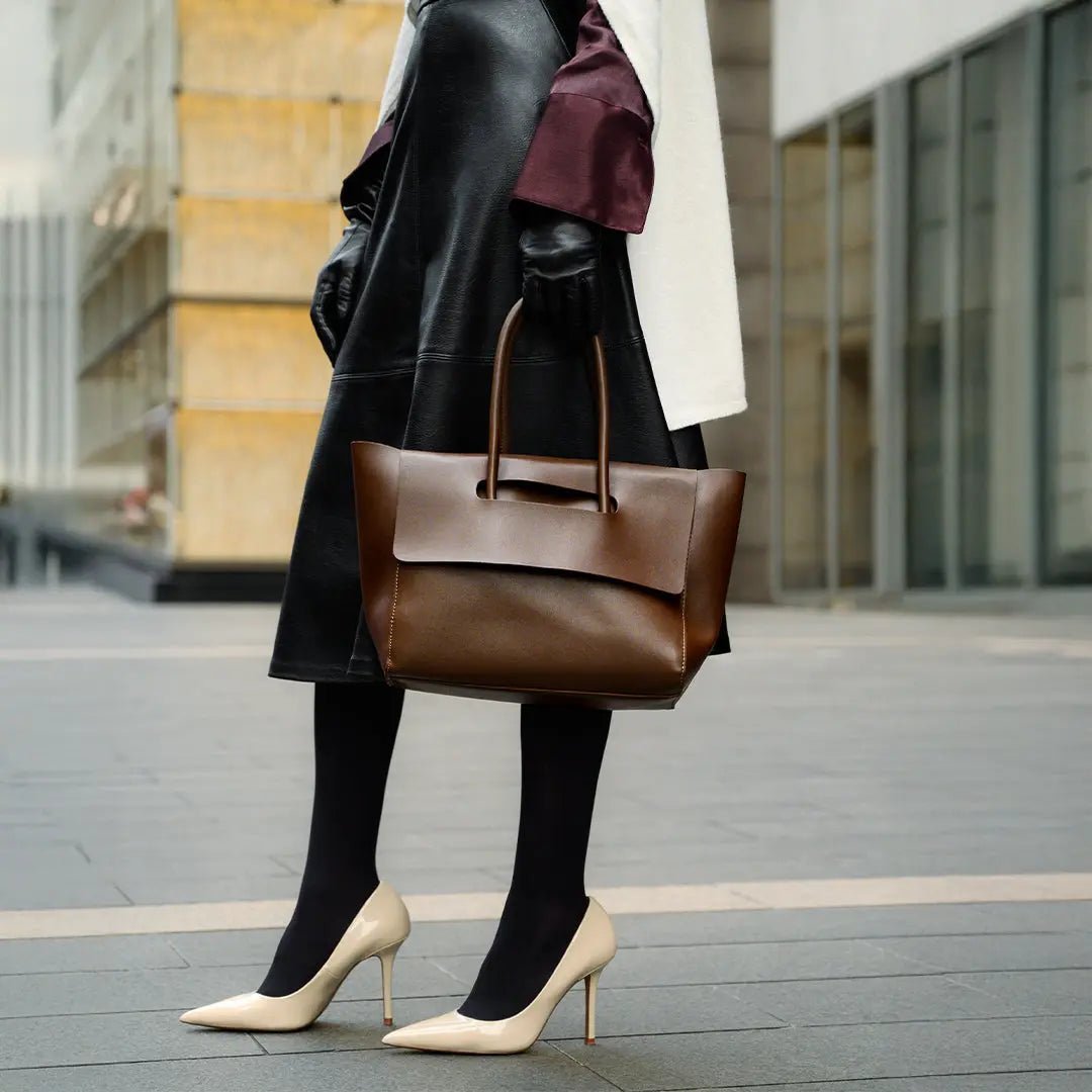 Katherine | Black Elegant Retro Tote – Timeless & Chic - in Brown | Arvea Bags