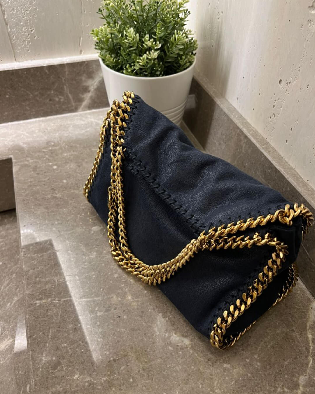 Large Tote Bag with Gold Chain Handle – Stylish Shoulder Handbag - in Black Gold | Arvea Bags