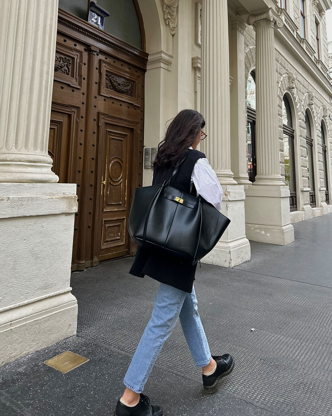 Vegan Leather Shopper Bag – Spacious Structured Tote with Minimalist Design - in Black | Arvea Bags