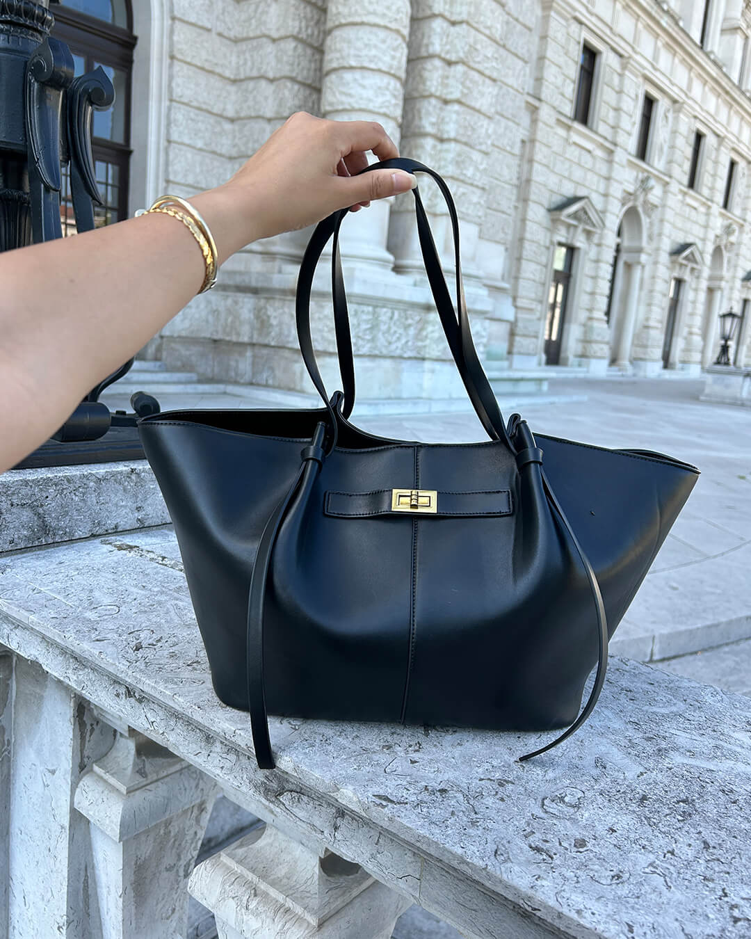 Vegan Leather Shopper Bag – Spacious Structured Tote with Minimalist Design - in Black | Arvea Bags