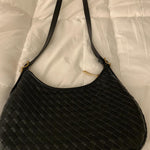Woven Tote Bag with Zip Closure – Elegant Vegan Leather Shoulder Handbag - in Black | Arvea Bags